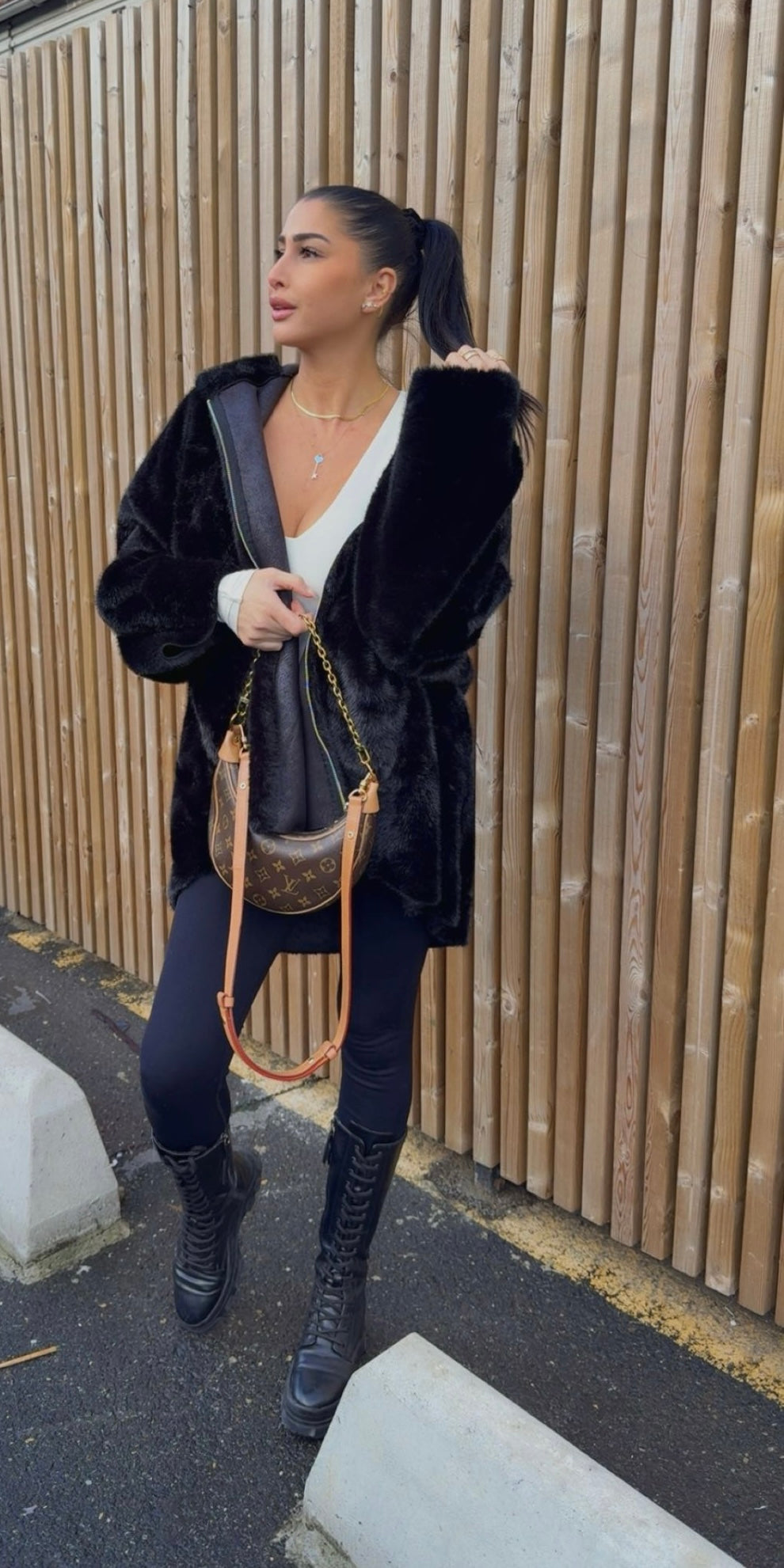 Fourrure végane réversible à capuche noir Cette fourrure vous pouvez l'apporter des deux côtés vous avez le côté fourrure et le côté cuir