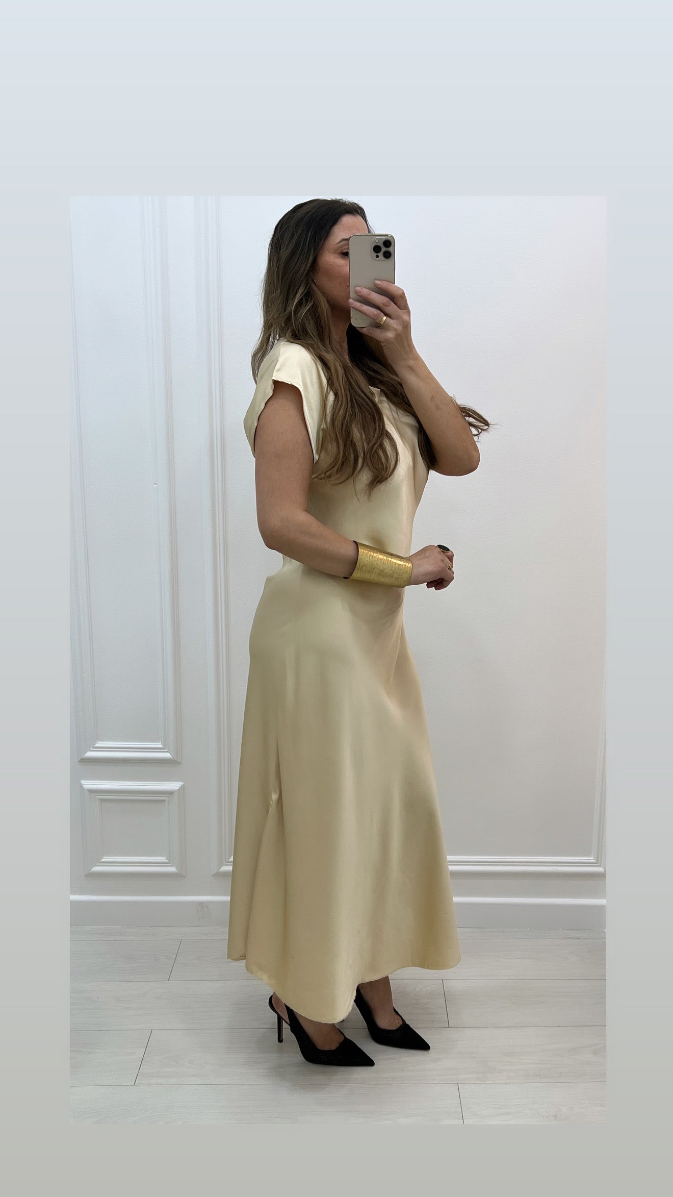 Robe satinée champagne