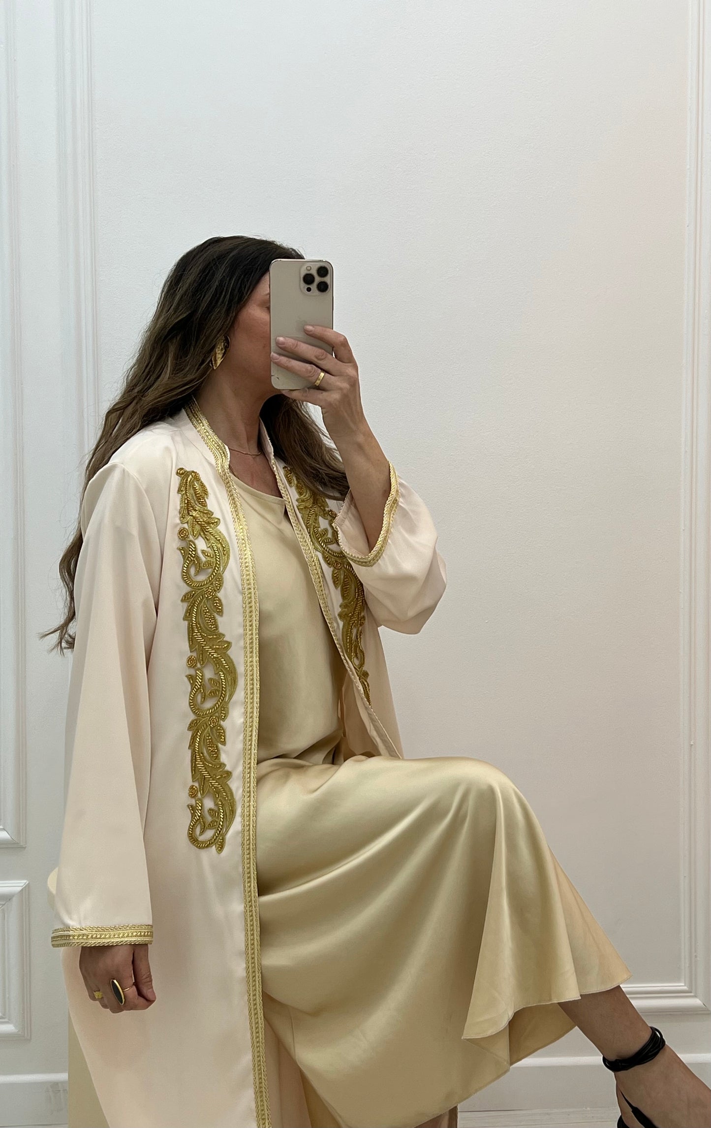 Kimono orient satiné crème broderie dorée