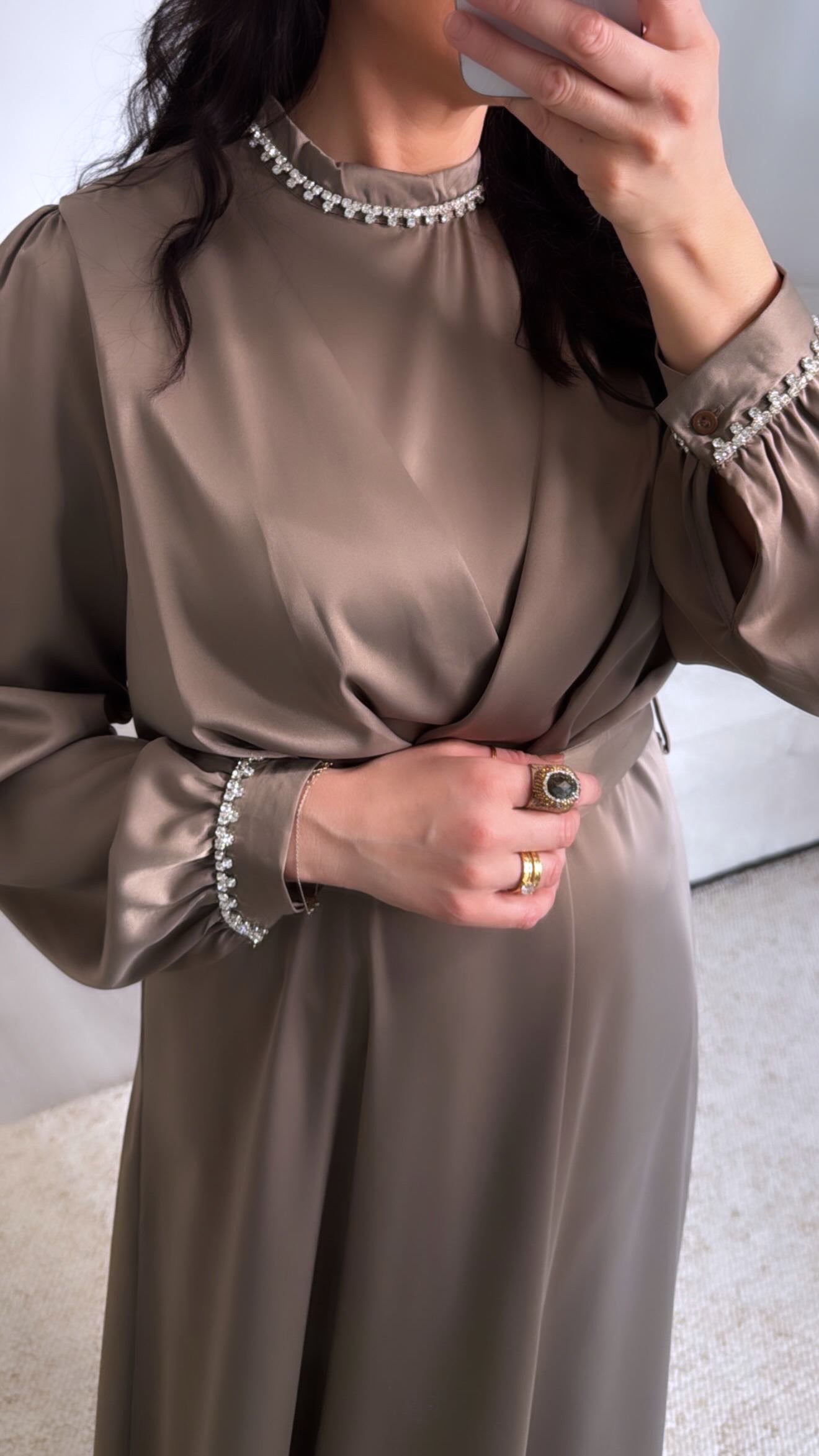 Robe émirat taupe a col montent