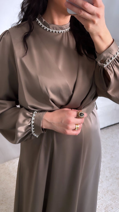 Robe émirat taupe a col montent