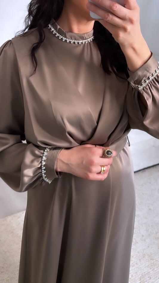 Robe émirat taupe a col montent