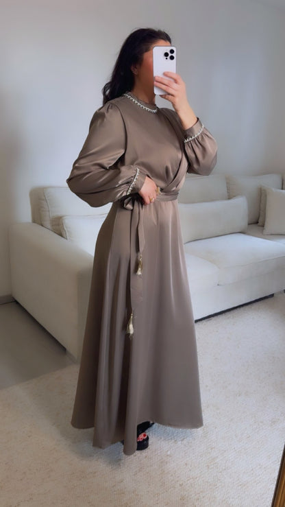 Robe émirat taupe a col montent