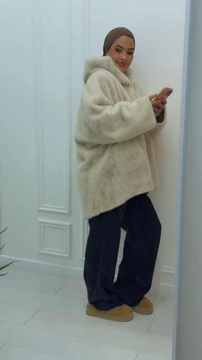 Fourrure végane réversible à capuche beige
Cette fourrure vous pouvez l'apporter des deux côtés vous avez le côté fourrure et le côté cuir