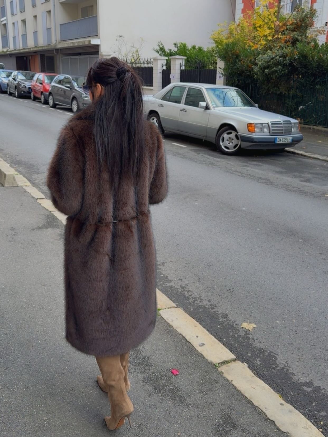 MANTEAU LONGUE FOURRURE ÉLÉGANCE LUXUEUSE