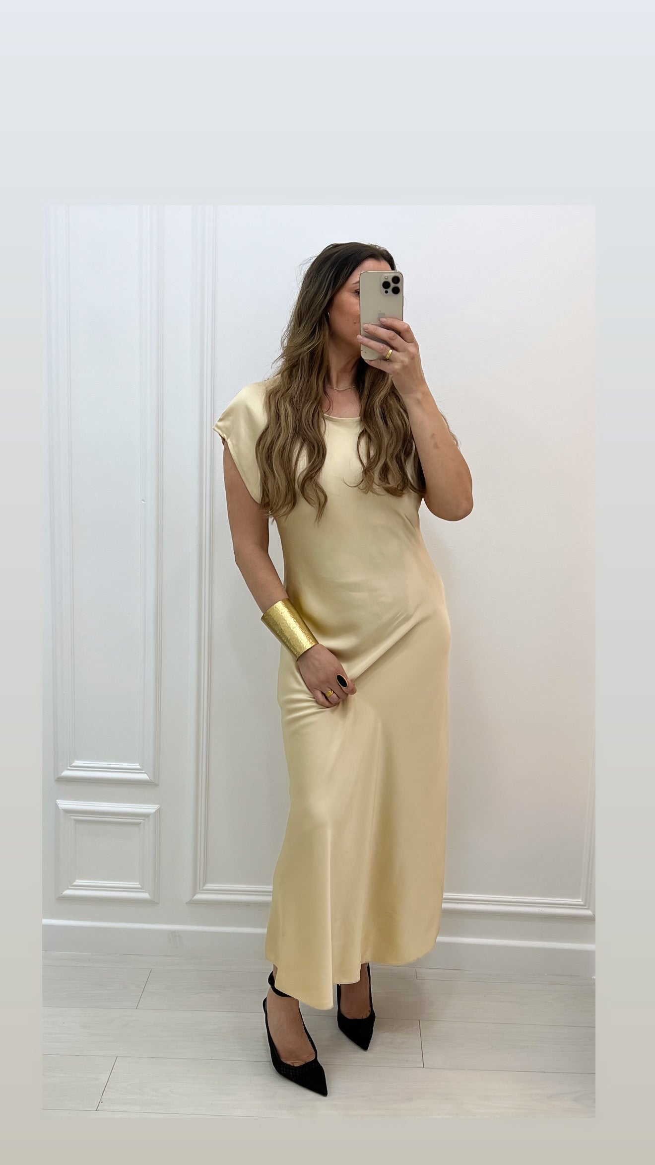 Robe satinée champagne