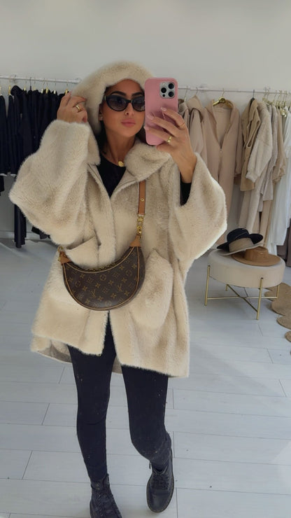 Fourrure végane réversible à capuche beige
Cette fourrure vous pouvez l'apporter des deux côtés vous avez le côté fourrure et le côté cuir
