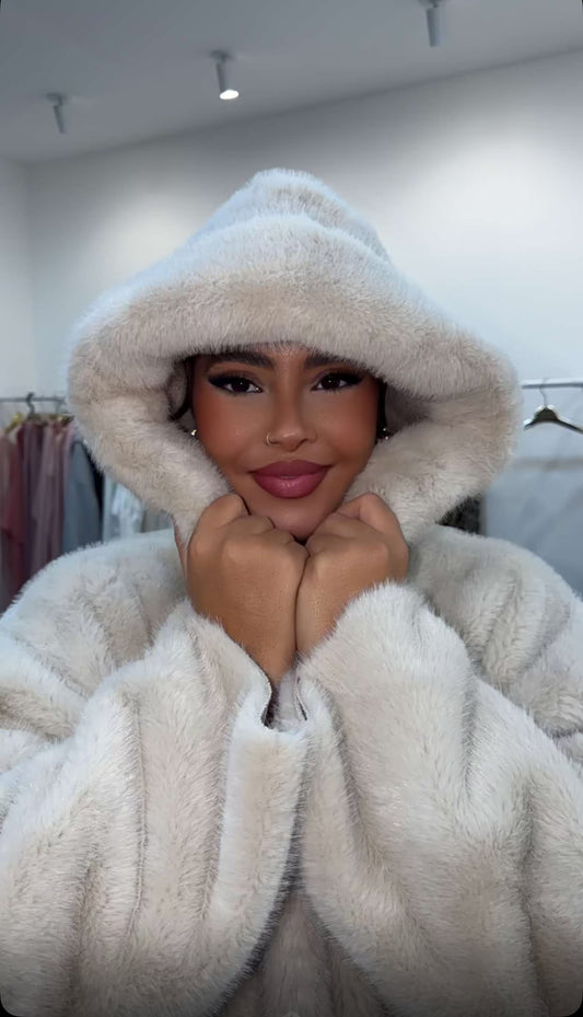 Fourrure végane réversible à capuche beige
Cette fourrure vous pouvez l'apporter des deux côtés vous avez le côté fourrure et le côté cuir