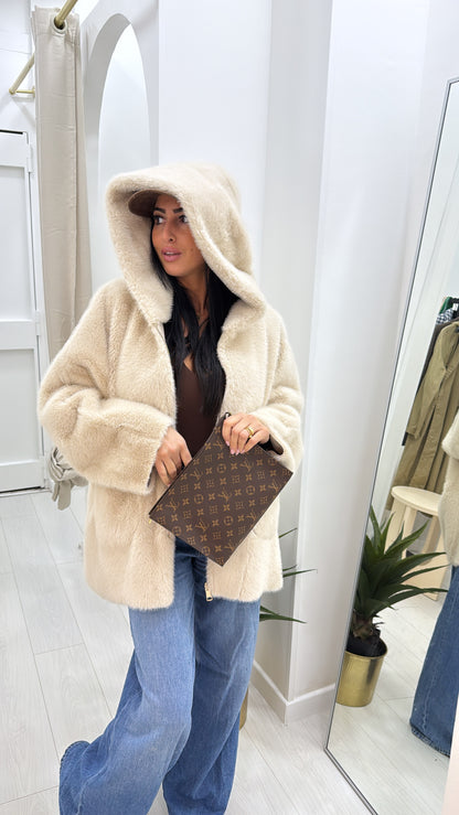 Fourrure végane réversible à capuche beige
Cette fourrure vous pouvez l'apporter des deux côtés vous avez le côté fourrure et le côté cuir
