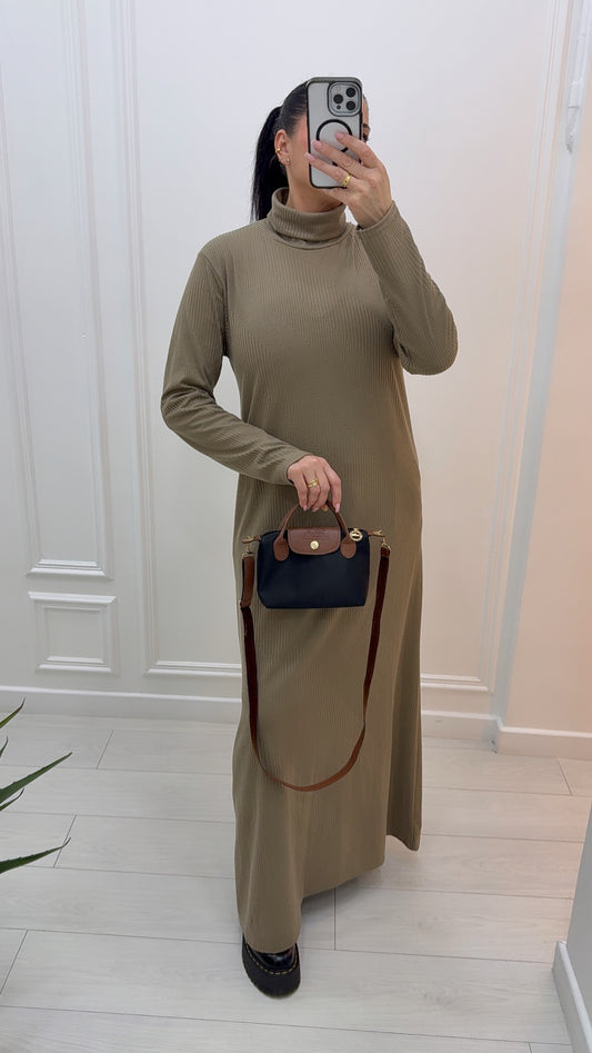 Robe longue à col caramel