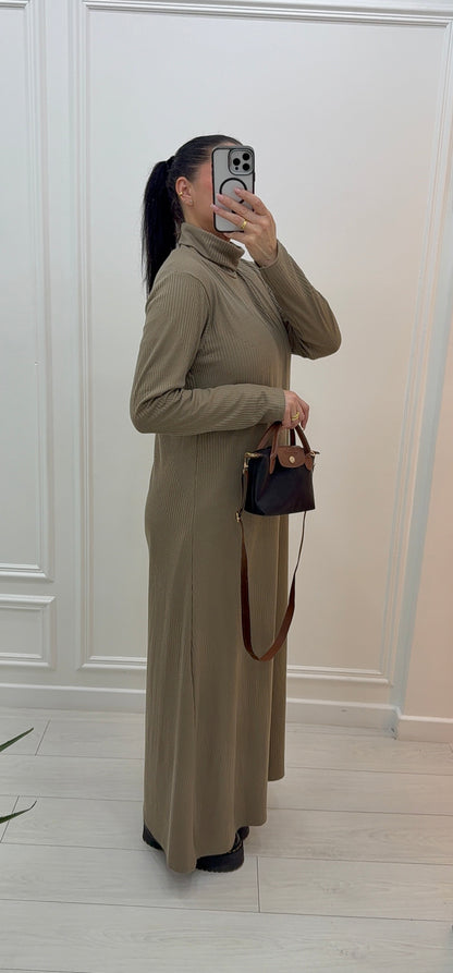 Robe longue à col caramel