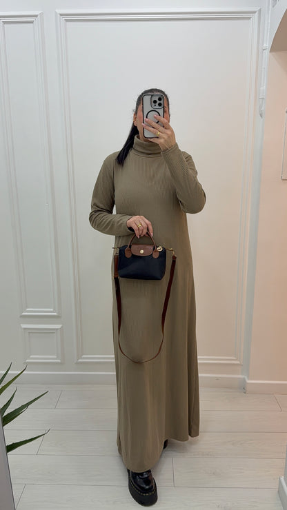 Robe longue à col caramel
