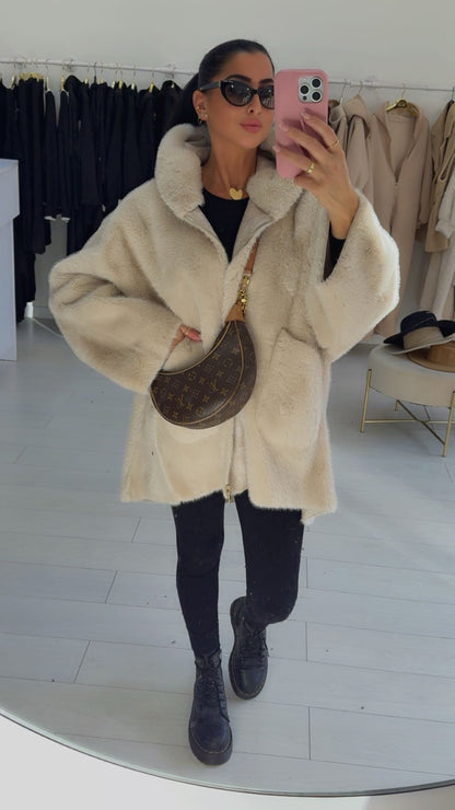 Fourrure végane réversible à capuche beige
Cette fourrure vous pouvez l'apporter des deux côtés vous avez le côté fourrure et le côté cuir