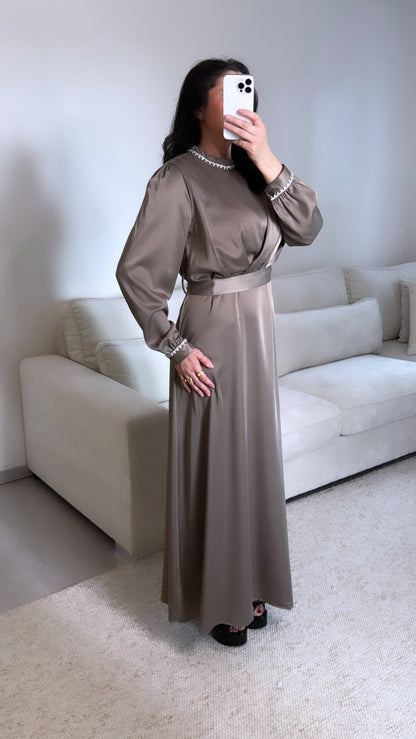 Robe émirat taupe a col montent