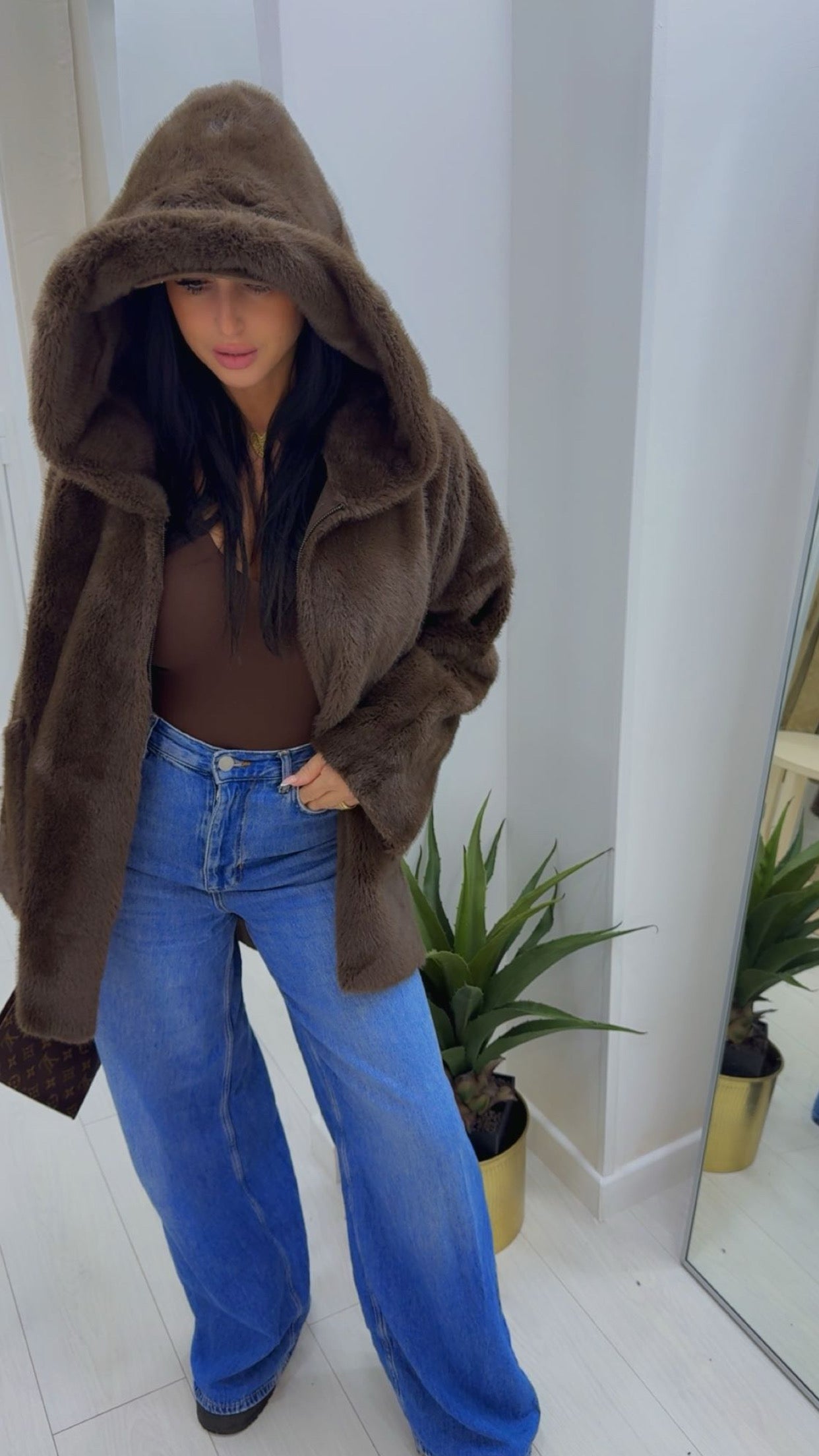 Fourrure végane réversible à capuche chocolat 
Cette fourrure vous pouvez l'apporter des deux côtés vous avez le côté fourrure et le côté cuir
