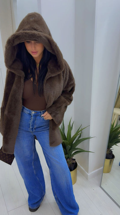 Fourrure végane réversible à capuche chocolat 
Cette fourrure vous pouvez l'apporter des deux côtés vous avez le côté fourrure et le côté cuir