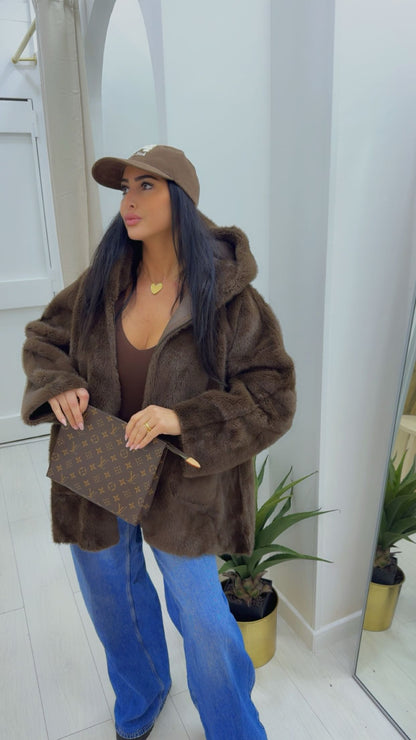 Fourrure végane réversible à capuche chocolat 
Cette fourrure vous pouvez l'apporter des deux côtés vous avez le côté fourrure et le côté cuir