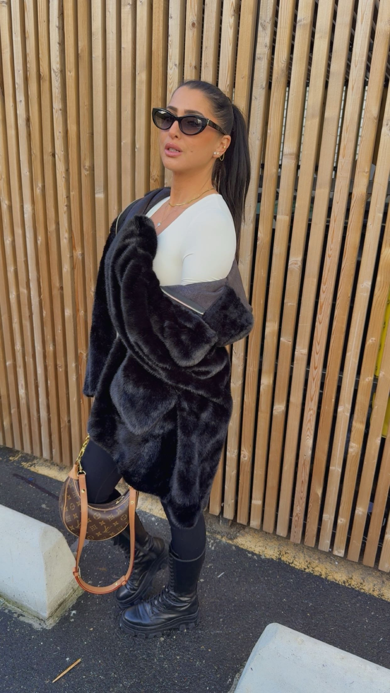 Fourrure végane réversible à capuche noir  Cette fourrure vous pouvez l'apporter des deux côtés vous avez le côté fourrure et le côté cuir