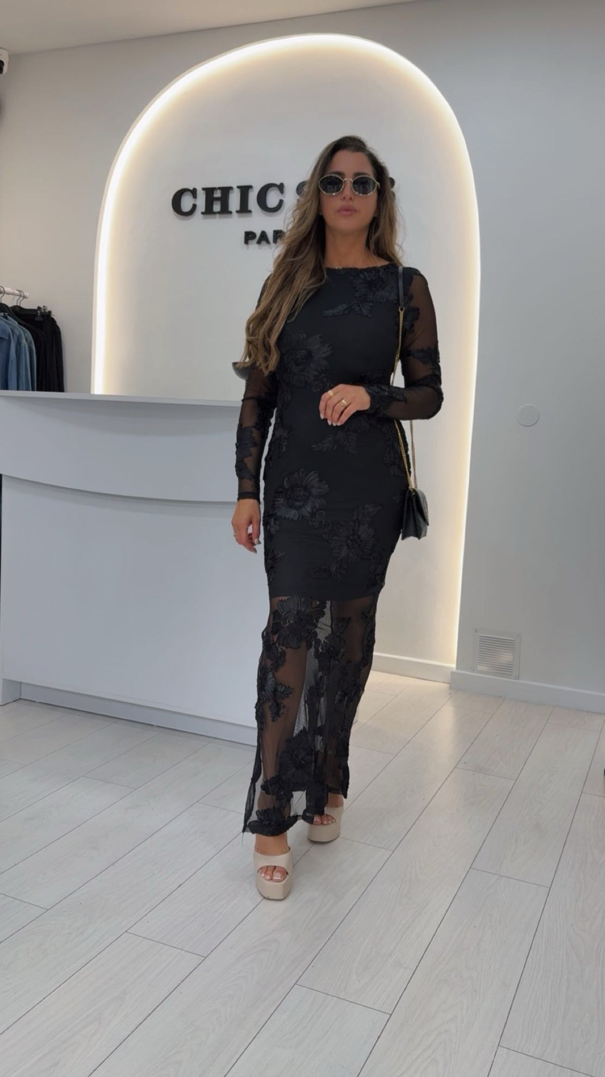 Robe a relief noir à fleur