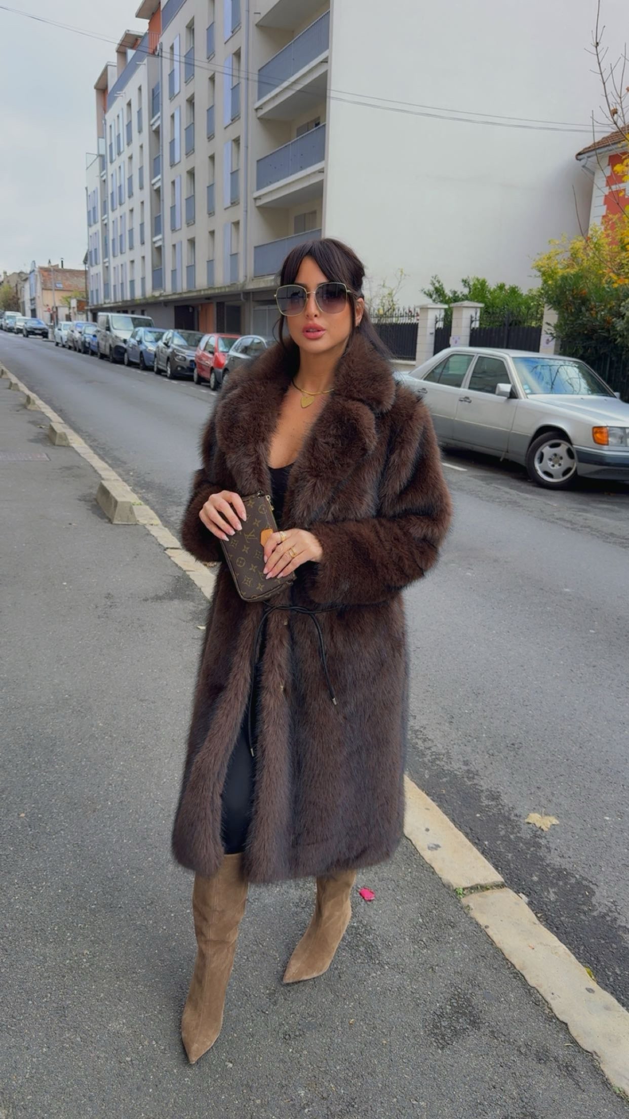 MANTEAU LONGUE FOURRURE ÉLÉGANCE LUXUEUSE