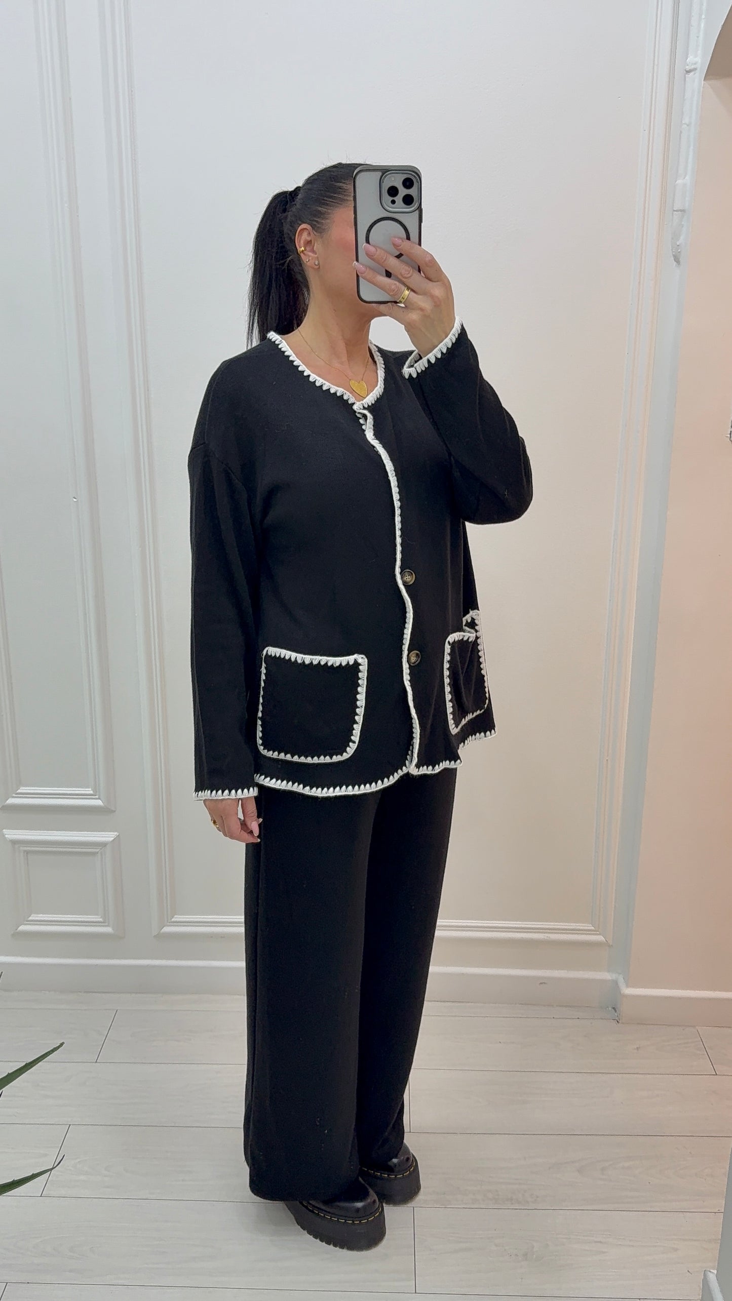 Ensemble 2 pièces gilet + pantalon noir à coutures blanches