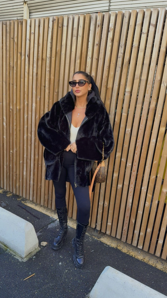 Fourrure végane réversible à capuche noir  Cette fourrure vous pouvez l'apporter des deux côtés vous avez le côté fourrure et le côté cuir