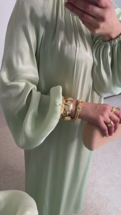 Robe irisée vert d’eau à col montant